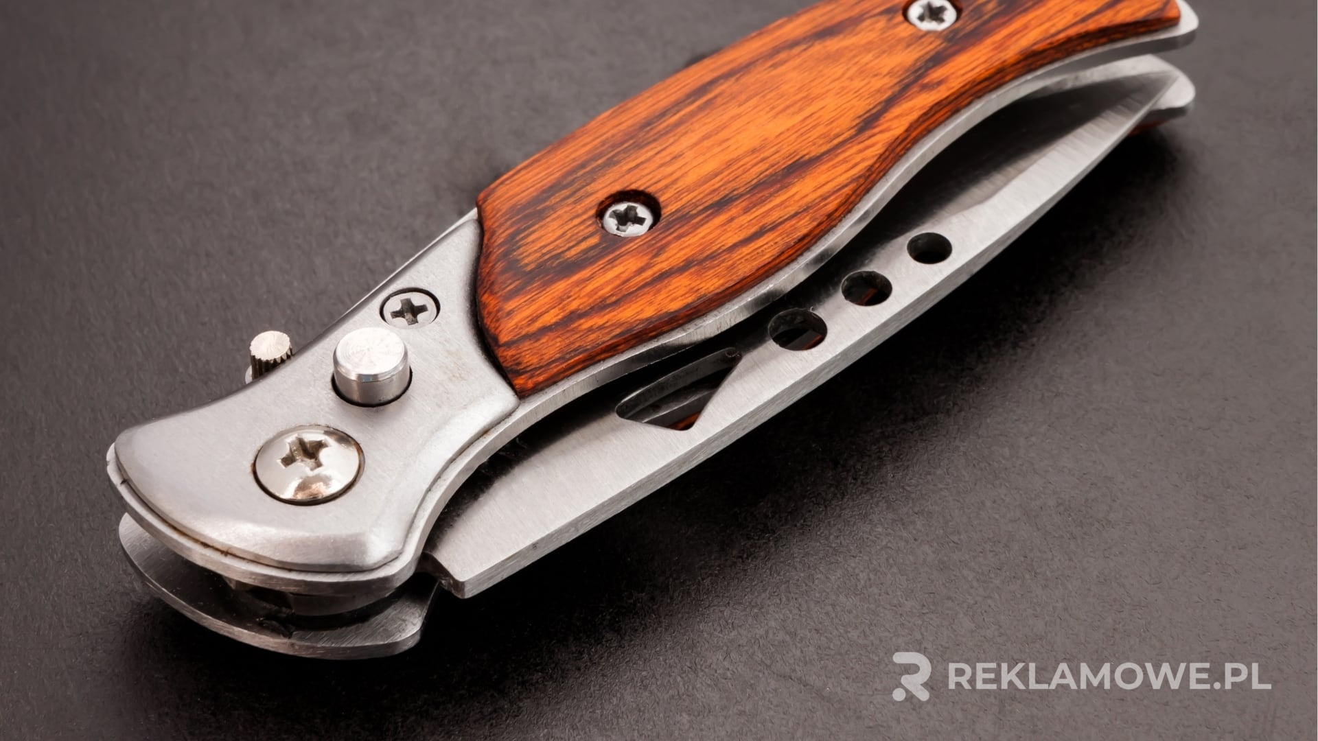 Noże reklamowe na tle dokumentów o korporacyjnej odpowiedzialności społecznej