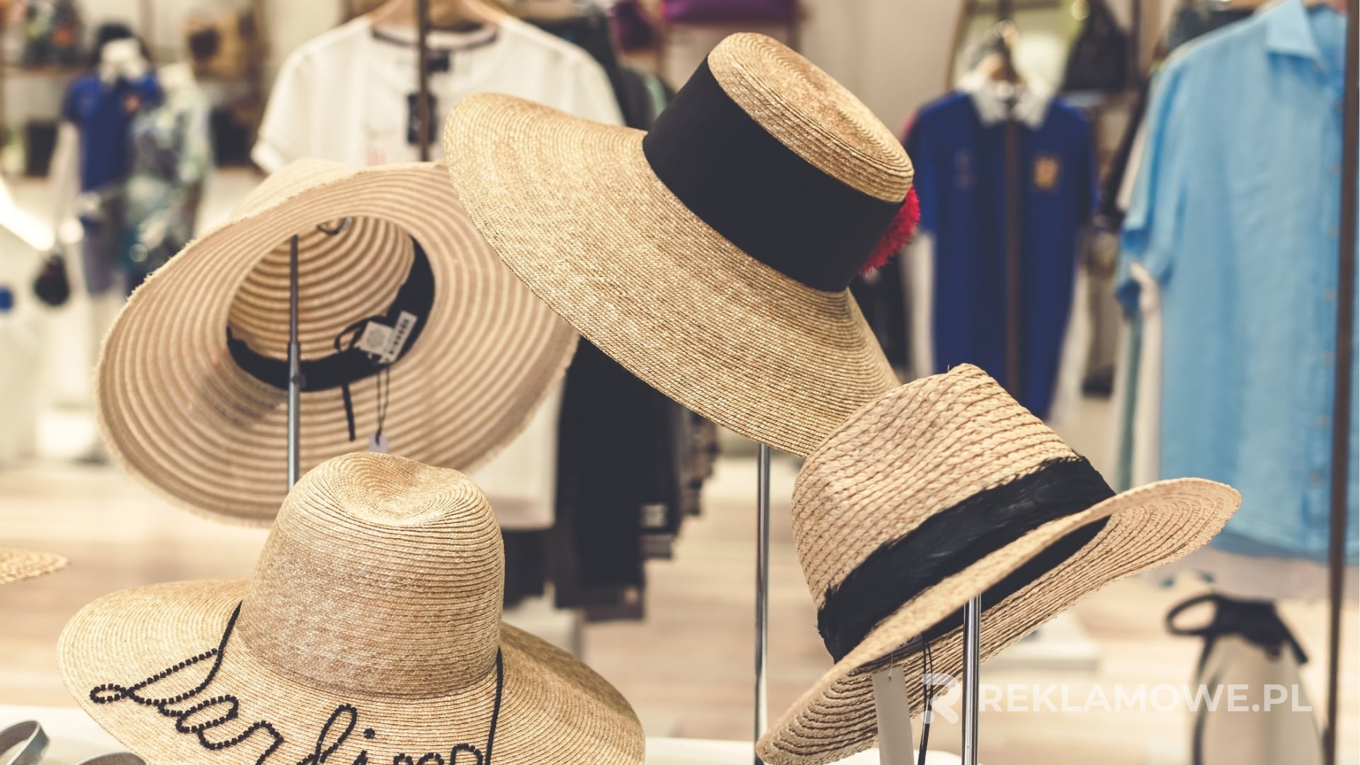 Noże reklamowe różnych producentów na drewnianym tle