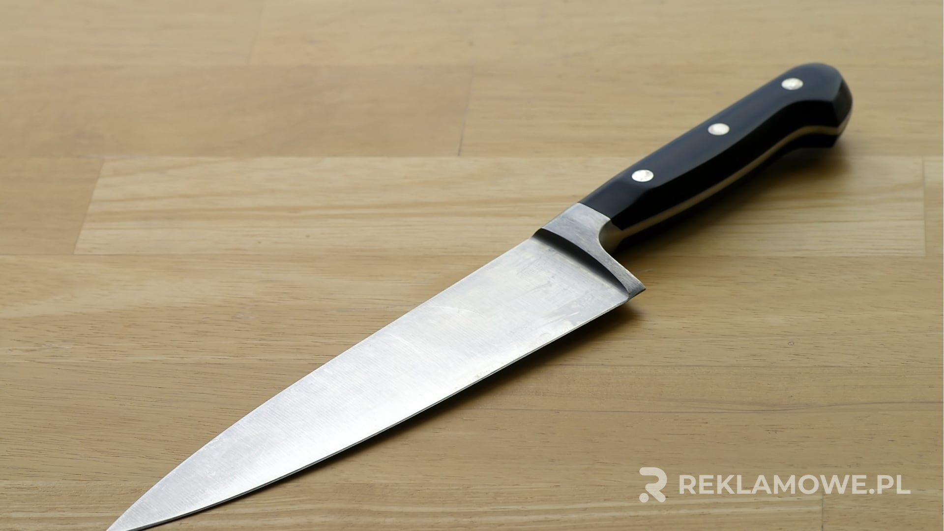 Nowoczesne noże reklamowe w trendy kolorach na rok 2025